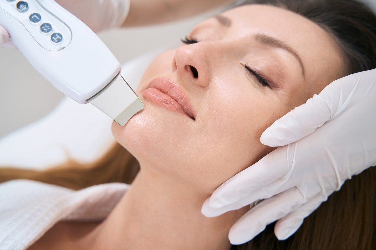 Ультразвуковая чистка лица: полное руководство по аппаратной методике очищения