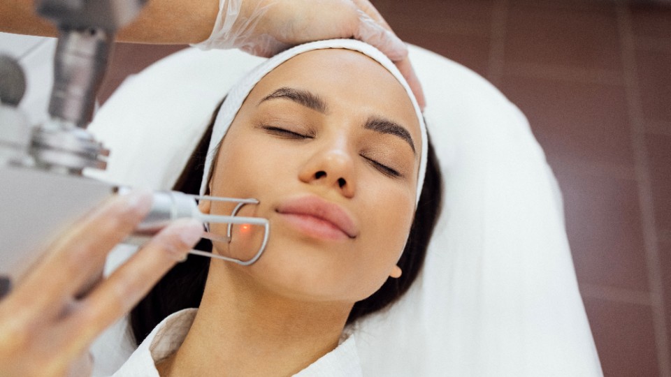 Лазерная шлифовка кожи для обновления и омоложения вашего лица