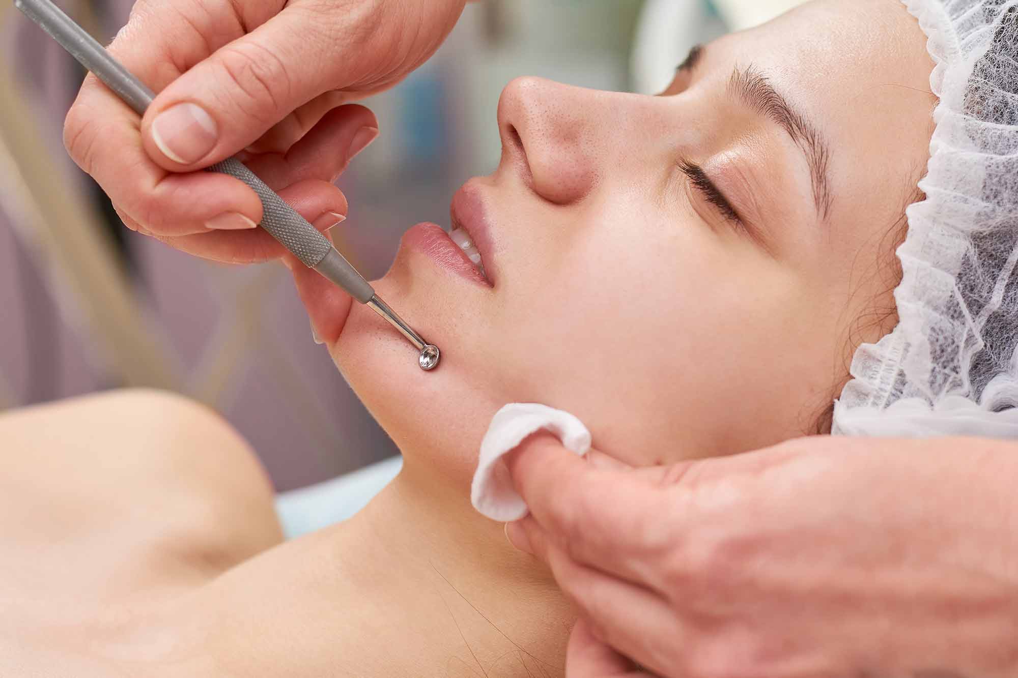 Механическая чистка лица: полное руководство для чистой и здоровой кожи