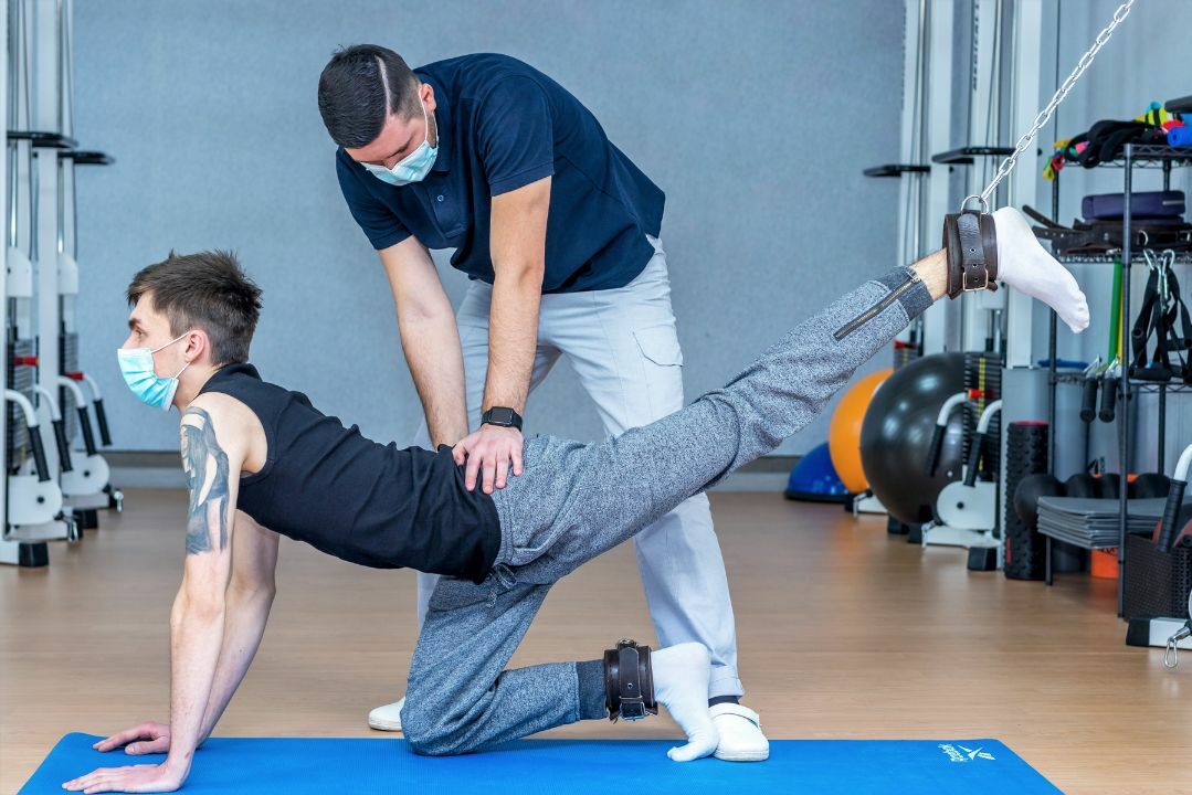 Сохранение подвижности и контроль боли при болезни Бехтерева через ЛФК