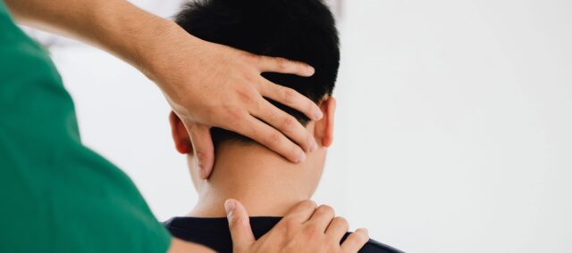 Избавление от головной боли из-за шеи с помощью мануальной терапии