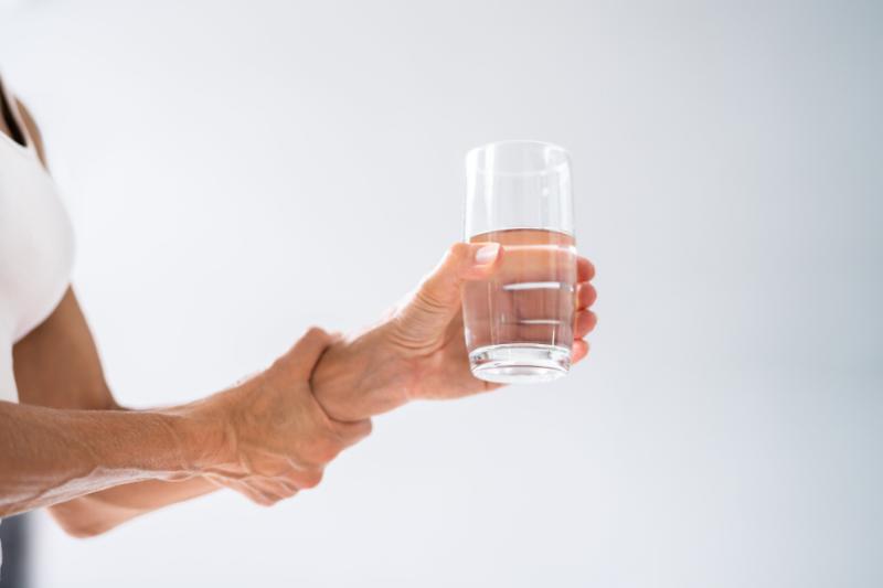 Эссенциальный тремор: полное руководство по причинам, симптомам и лечению