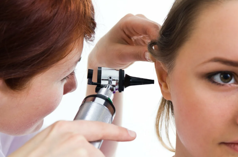 Отоскопия уха: надежный метод диагностики причин боли и снижения слуха