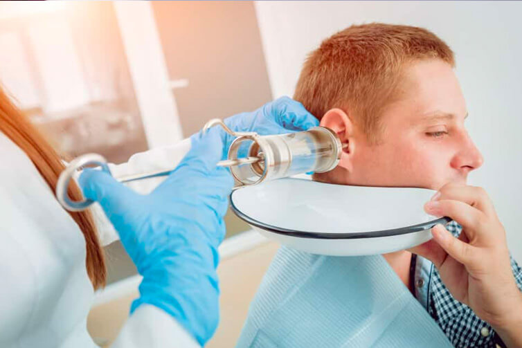 Промывание уха от серной пробки: полное руководство по процедуре у врача